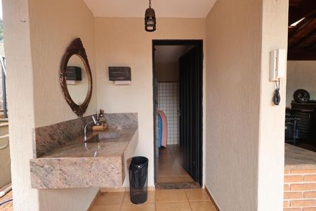 Casa para alugar com 560m², 7 quartos e 8 vagasBanheiro da Área comum - Piscina