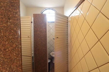 Casa para alugar com 560m², 7 quartos e 8 vagasÁrea comum - Banheiro