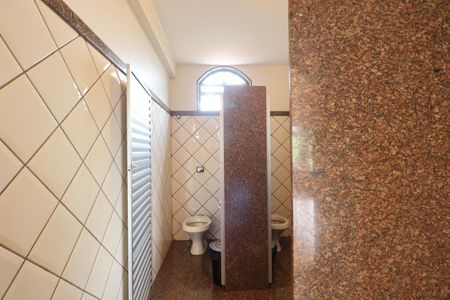 Casa para alugar com 560m², 7 quartos e 8 vagasÁrea comum - Banheiro