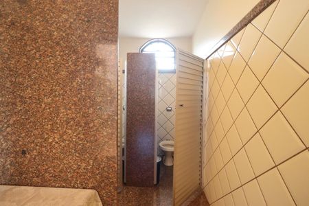 Casa para alugar com 560m², 7 quartos e 8 vagasÁrea comum - Banheiro