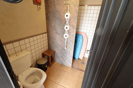 Casa para alugar com 560m², 7 quartos e 8 vagasBanheiro da Área comum - Piscina