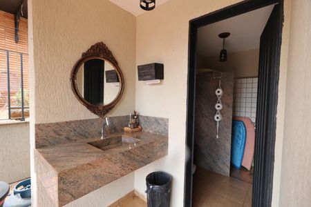 Casa para alugar com 560m², 7 quartos e 8 vagasBanheiro da Área comum - Piscina