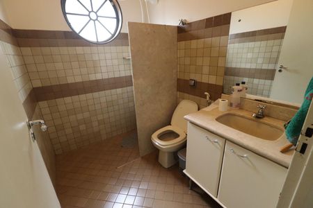 Casa para alugar com 560m², 7 quartos e 8 vagasBanheiro da Suíte 4