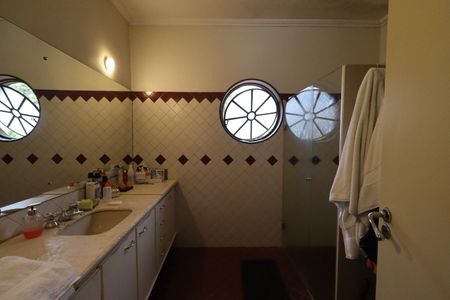 Casa para alugar com 560m², 7 quartos e 8 vagasBanheiro da Suíte 1