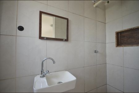Banheiro de kitnet/studio para alugar com 1 quarto, 20m² em Irajá, Rio de Janeiro