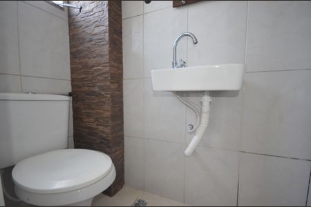 Banheiro de kitnet/studio para alugar com 1 quarto, 20m² em Irajá, Rio de Janeiro