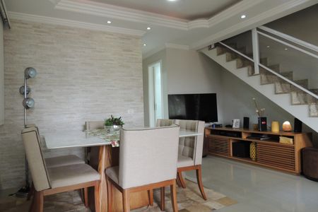 Casa de condomínio para alugar com 200m², 3 quartos e 4 vagasSala