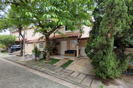 Casa de condomínio para alugar com 200m², 3 quartos e 4 vagasFachada 