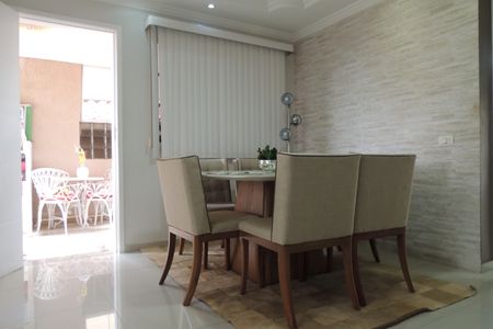 Casa de condomínio para alugar com 200m², 3 quartos e 4 vagasSala