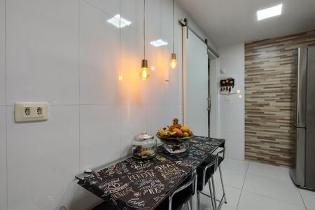 Casa de condomínio para alugar com 200m², 3 quartos e 4 vagasCozinha - Armários