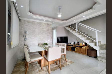 Casa de condomínio para alugar com 200m², 3 quartos e 4 vagasSala