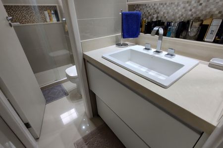 Casa de condomínio para alugar com 200m², 3 quartos e 4 vagasBanheiro da Suíte 2