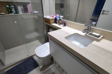 Casa de condomínio para alugar com 200m², 3 quartos e 4 vagasBanheiro da Suíte 1