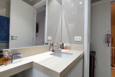 Casa de condomínio para alugar com 200m², 3 quartos e 4 vagasBanheiro da Suíte 1