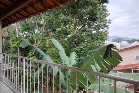 Casa de condomínio para alugar com 200m², 3 quartos e 4 vagasVaranda