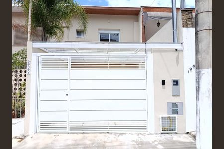 Casa à venda com 150m², 3 quartos e 2 vagas Casa à venda com 150m², 3 quartos e 2 vagasFachada