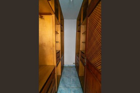 Casa à venda com 267m², 5 quartos e 8 vagasCasa 2 - Closet do Quarto 2