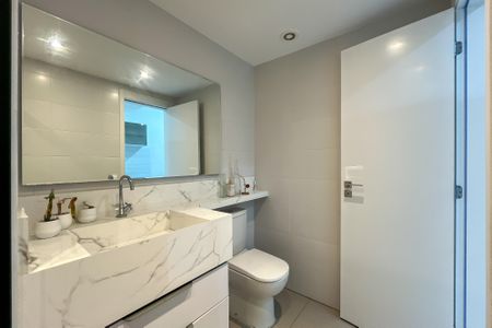 Banheiro de kitnet/studio para alugar com 1 quarto, 27m² em Vila Primavera, São Paulo