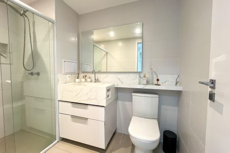 Banheiro de kitnet/studio para alugar com 1 quarto, 27m² em Vila Primavera, São Paulo