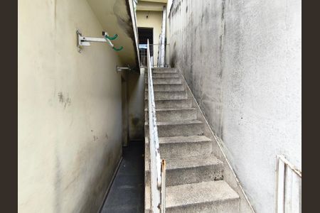 Casa à venda com 160m², 3 quartos e 2 vagasEscada para o quintal