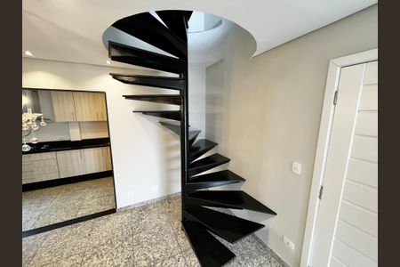 Apartamento para alugar com 162m², 5 quartos e 3 vagas Apartamento para alugar com 162m², 5 quartos e 3 vagasEscada