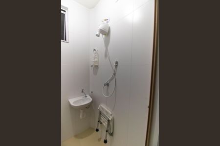 Banheiro de kitnet/studio para alugar com 1 quarto, 20m² em Centro, Niterói