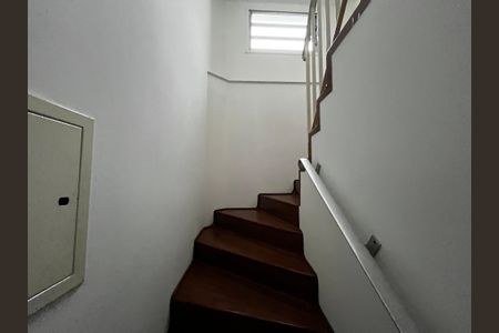 Casa à venda com 220m², 3 quartos e 4 vagasEscada