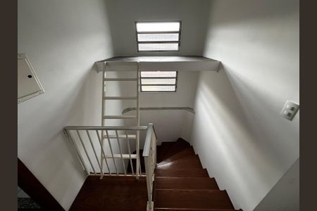 Casa à venda com 220m², 3 quartos e 4 vagasEscada