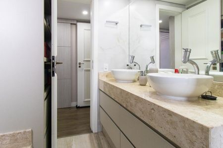 Apartamento para alugar com 264m², 5 quartos e 2 vagas Apartamento para alugar com 264m², 5 quartos e 2 vagasBanheiro da Suíte