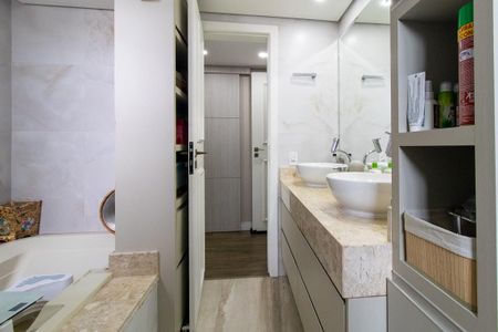 Apartamento para alugar com 264m², 5 quartos e 2 vagas Apartamento para alugar com 264m², 5 quartos e 2 vagasBanheiro da Suíte