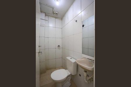 Banheiro de kitnet/studio para alugar com 1 quarto, 25m² em Jardim Piracuama, São Paulo