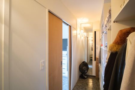 Casa à venda com 245m², 2 quartos e 2 vagas Casa à venda com 245m², 2 quartos e 2 vagasCloset da Suíte