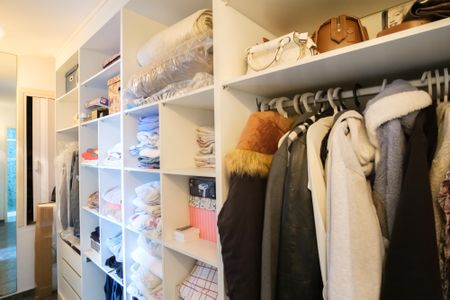 Casa à venda com 245m², 2 quartos e 2 vagas Casa à venda com 245m², 2 quartos e 2 vagasCloset da Suíte