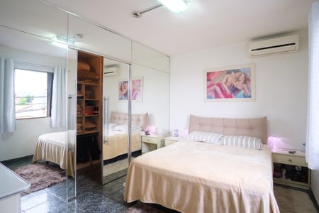 Casa à venda com 245m², 2 quartos e 2 vagas Casa à venda com 245m², 2 quartos e 2 vagasSuíte