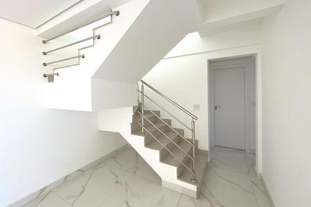 Apartamento à venda com 163m², 3 quartos e 3 vagas Apartamento à venda com 163m², 3 quartos e 3 vagasEscadas