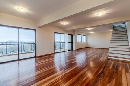 Apartamento para alugar com 3 quartos, 240m² em Vila Suzana, São Paulo