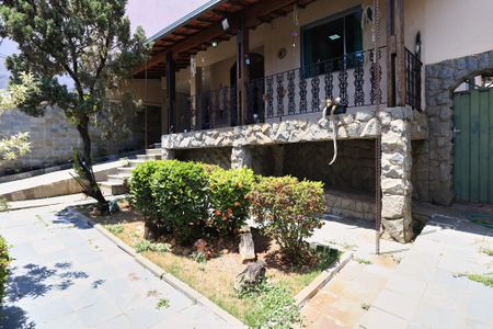 Casa à venda com 360m², 3 quartos e 2 vagas Casa à venda com 360m², 3 quartos e 2 vagasEntrada