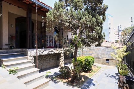 Casa à venda com 360m², 3 quartos e 2 vagas Casa à venda com 360m², 3 quartos e 2 vagasEntrada