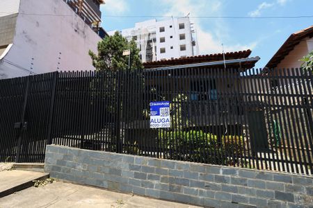 Casa à venda com 360m², 3 quartos e 2 vagas Casa à venda com 360m², 3 quartos e 2 vagasFachada