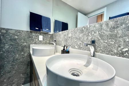 Apartamento à venda com 165m², 3 quartos e 2 vagasBanheiro da Suíte 1