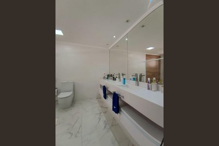 Casa de condomínio à venda com 600m², 4 quartos e 9 vagasBanheiro