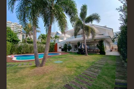 Casa de condomínio à venda com 600m², 4 quartos e 9 vagasQuintal