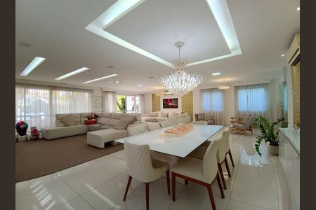 Casa de condomínio à venda com 600m², 4 quartos e 9 vagasSala