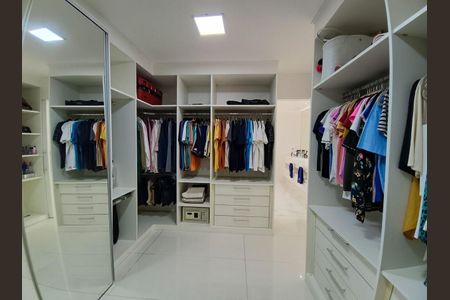 Casa de condomínio à venda com 600m², 4 quartos e 9 vagasCloset
