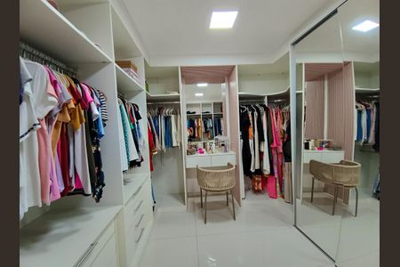 Casa de condomínio à venda com 600m², 4 quartos e 9 vagasCloset