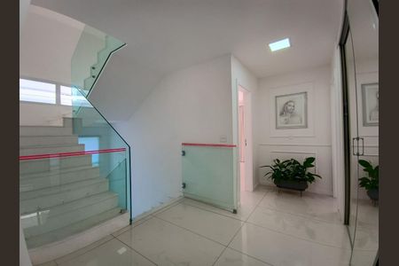 Casa de condomínio à venda com 600m², 4 quartos e 9 vagasCorredor