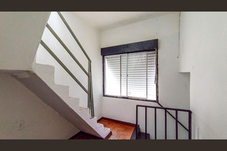 Casa à venda com 115m², 4 quartos e 3 vagas Casa à venda com 115m², 4 quartos e 3 vagasEscada