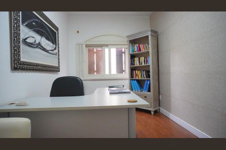 Casa à venda com 546m², 4 quartos e 9 vagasEscritório 1