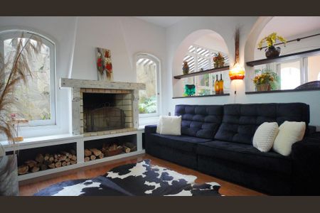 Sala estar com lareira  de casa para alugar com 4 quartos, 546m² em Jardim Itu, Porto Alegre