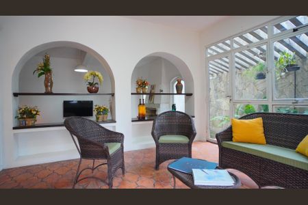 Casa à venda com 546m², 4 quartos e 9 vagasSala com jardim inverno 